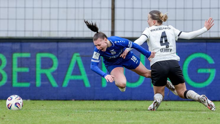 from left Lana Hubbeling SV Meppen, 18 and Sophia Gerber Borussia Mönchengladbach, 4 in a duel, dynamic, action, action, game scene, THE DFB GUIDELINES PROHIBIT ANY USE OF PHOTOGRAPHS AS IMAGE SEQUENCES AND OR QUASI VIDEO DFB REGULATIONS PROHIBIT ANY USE OF PHOTOGRAPHS AS IMAGE SEQUENCES AND OR QUASI VIDEO , 22 02 2026, Meppen Germany , Football, 2 Women Bundesliga, SV Meppen Borussia Mönchengladbach xobx