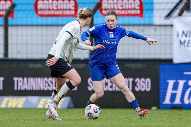 from left Sophia Gerber Borussia Mönchengladbach, 4 and Marleen Kropp SV Meppen, 9 in a duel, dynamic, action, action, game scene, THE DFB REGULATIONS PROHIBIT ANY USE OF PHOTOGRAPHS AS IMAGE SEQUENCES AND OR QUASI VIDEO , 22 02 2026, Meppen Germany , Football, 2 Womens Bundesliga, SV Meppen Borussia Mönchengladbach xobx