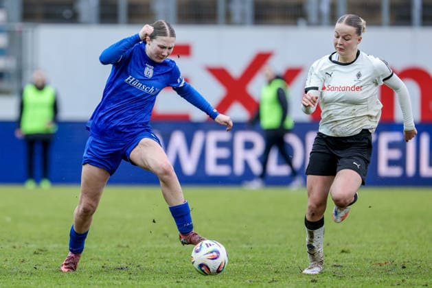 from left Laura Bröring SV Meppen, 6 and Sophia Gerber Borussia Mönchengladbach, 4 in a duel, dynamic, action, action, game scene, THE DFB REGULATIONS PROHIBIT ANY USE OF PHOTOGRAPHS AS IMAGE SEQUENCES AND OR QUASI VIDEO , 22 02 2026, Meppen Germany , Football, 2 Womens Bundesliga, SV Meppen Borussia Mönchengladbach xobx