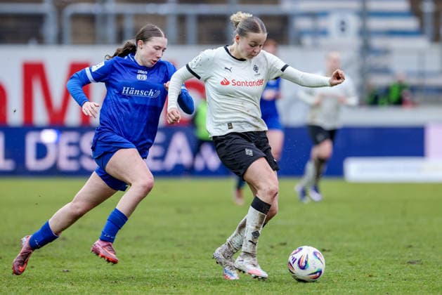 from left Laura Bröring SV Meppen, 6 and Sophia Gerber Borussia Mönchengladbach, 4 in a duel, dynamic, action, action, game scene, THE DFB REGULATIONS PROHIBIT ANY USE OF PHOTOGRAPHS AS IMAGE SEQUENCES AND OR QUASI VIDEO , 22 02 2026, Meppen Germany , Football, 2 Womens Bundesliga, SV Meppen Borussia Mönchengladbach xobx