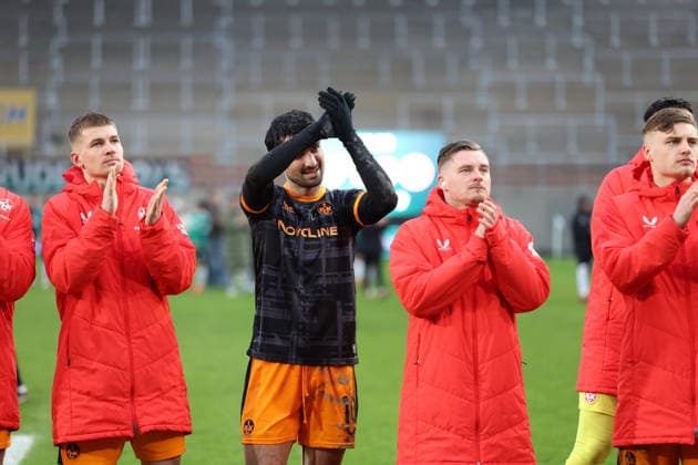 22 02 2026, xrekx, Fußball 2 Bundesliga, Preußen Münster 1 FC Kaiserslautern v l Mahir Emreli 1 FC Kaiserslautern Marlon Ritter 1 FC Kaiserslautern Mannschaft, Spieler, jubeln nach Spielende, Team, Player, celebrate at the end of the match DFL DFB REGULATIONS PROHIBIT ANY USE OF PHOTOGRAPHS as IMAGE SEQUENCES and or QUASI VIDEO Münster