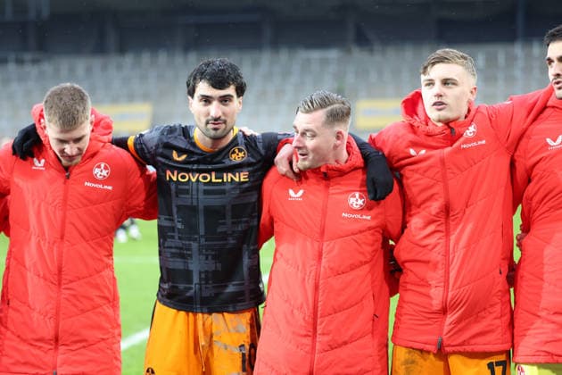 22 02 2026, xrekx, Fussball 2 Bundesliga, Preußen Münster 1 FC Kaiserslautern v l FCK Mannschaft, Spieler, jubeln nach Spielende, Team, Player, celebrate at the end of the match Mahir Emreli 1 FC Kaiserslautern DFL DFB REGULATIONS PROHIBIT ANY USE OF PHOTOGRAPHS as IMAGE SEQUENCES and or QUASI VIDEO Münster