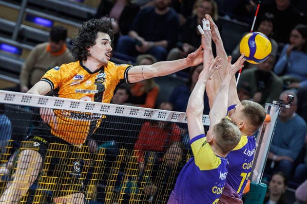 22 02 26, Volleyball, Men BR Volleys Volley Goats Mitteldeutschland, Bundesliga, 23 Matchday, Max Schmeling Halle Nolan Flexen BR Volleys plays the ball over the net BR Volleys Volley Goats Mitteldeutschland,