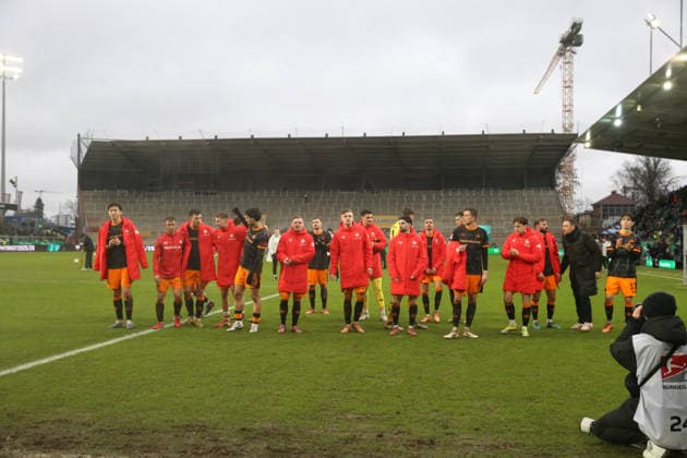 22 02 2026, xrekx, Fussball 2 Bundesliga, Preußen Münster 1 FC Kaiserslautern v l FCK Mannschaft, Spieler, jubeln nach Spielende, Team, Player, celebrate at the end of the match DFL DFB REGULATIONS PROHIBIT ANY USE OF PHOTOGRAPHS as IMAGE SEQUENCES and or QUASI VIDEO Münster