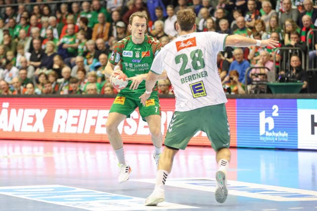 22 02 2026, xgox, Handball Daikin HBL SC Magdeburg GWD Minden emsport, v l Felix Claar Magdeburg, 7 , Tom Bergner Minden, 28 duel, fight, tackle Magdeburg