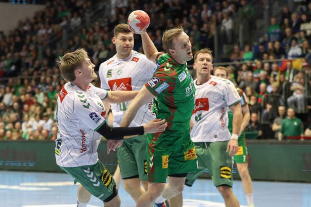 22 02 2026, xgox, Handball Daikin HBL SC Magdeburg GWD Minden emspor, v l Morten Hempel Jensen Minden, 9 , Omar Ingi Magnusson Magdeburg, 14 duel, duel, fight, tackle Magdeburg