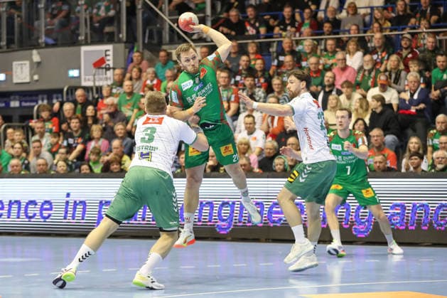 22 02 2026, xgox, Handball Daikin HBL SC Magdeburg GWD Minden emspor, v l Daniel Astrup Pedersen Minden, 3 , Albin Lagergren Magdeburg, 21 , Max Staar Minden, 27 duel, duel, fight, tackle Magdeburg