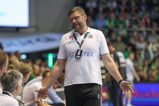 22 02 2026, xgox, Handball Daikin HBL SC Magdeburg GWD Minden emspor, v l Aaron Ziercke Minden, coach thoughtful Magdeburg