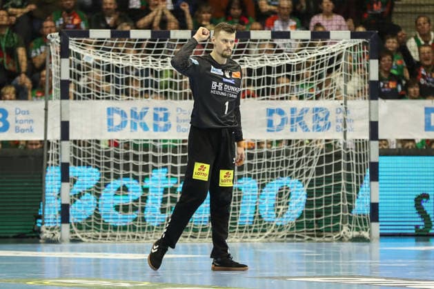 22 02 2026, xgox, Handball Daikin HBL SC Magdeburg GWD Minden emspor, v l Sergey Hernandez Ferrer Magdeburg, 1 cheers over held ball, defended, held, Torhueter Magdeburg