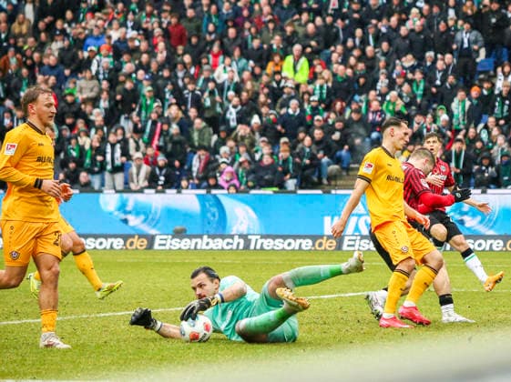 Germany Soccer 2 Bundesliga 2025 2026, Matchday 23 Hannover 96 vs Dynamo Dresden Heinz von Heiden Arena Stadion Hannover on the ball Tim Schreiber Dynamo Dresden, 1 Hannover Copyright: xAymanxAlahmedx