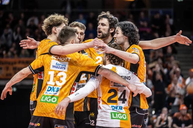 22 02 26, Volleyball, Men BR Volleys Volley Goats Mitteldeutschland, Bundesliga, 23 Matchday, Max Schmeling Halle The BR Volley are happy about the set BR Volleys Volley Goats Mitteldeutschland won,