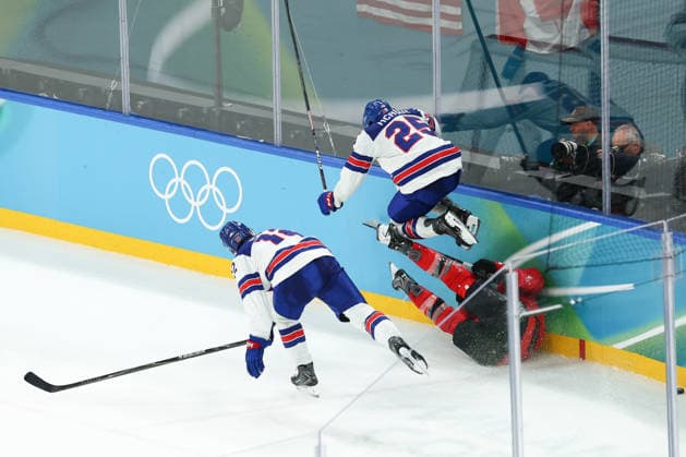 February 22, 2026, Milan, Lombardy, Italy: CHARLIE MAC AVOY 25 of USA jumps to avoid a tackle during the Gold Medal game between Team Canada (CAN) and Team United States (USA) at the Milano Cortina 2026 Olympic Games, Olympische Spiele, Olympia, OS Olympics 2026: Milano Cortina: Ice hockey, Eishockey Men s Final: CAN:USA  - ZUMAc179 20260222_oly_c179_032 Copyright: xMickaelxChavetx