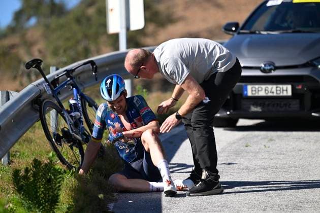 Volta Algarve 2026 Stage 5 ALTO DO MALHAO (LOULE), PORTUGAL - FEBRUARY 22 : crash of Schachmann Maximilian (GER) of Soudal Quick-Step during stage 5 of the 52th edition of Volta Algarve an UCI ProSeries 2.Pro cycling road race stage for Men Elite of 148.4 km with start in Faro and finish in Alto do Malhao (Loule) on February 22, 2026 in Alto do Malhao (Loule), Portugal, 22 02 2026 ( Motordriver Guy De Vuyst - Alto do Malhao (Loule) Portugal  Copyright: xNicoxVereeckenx