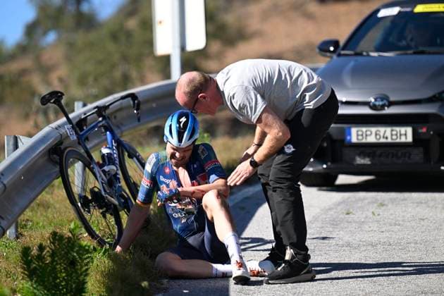 Volta Algarve 2026 Stage 5 ALTO DO MALHAO (LOULE), PORTUGAL - FEBRUARY 22 : crash of Schachmann Maximilian (GER) of Soudal Quick-Step during stage 5 of the 52th edition of Volta Algarve an UCI ProSeries 2.Pro cycling road race stage for Men Elite of 148.4 km with start in Faro and finish in Alto do Malhao (Loule) on February 22, 2026 in Alto do Malhao (Loule), Portugal, 22 02 2026 ( Motordriver Guy De Vuyst - Alto do Malhao (Loule) Portugal  Copyright: xNicoxVereeckenx