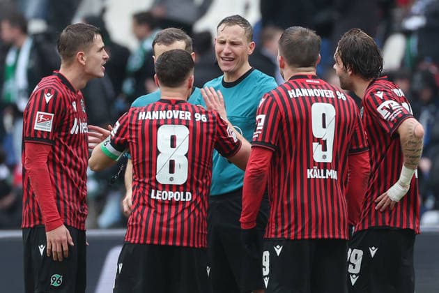 2 Bundesliga Hannover 96 Dynamo Dresden on 22 02 2026 at Heinz von Heiden Arena in Hannover Wild discussions after the final whistle with referee Martin Petersen , here Maik Nawrocki Hannover , Enzo Leopold Hannover , Benjamin Källman Kaellman Hannover , Kolja Nuno Oudenne Hannover complain MH