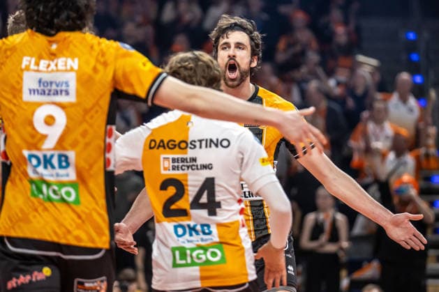 22 02 26, Volleyball, Männer BR Volleys Volley Goats Mitteldeutschland, Bundesliga, 23 Spieltag, Max Schmeling Halle Jake Hanes BR Volleys is happy with the team about the point BR Volleys Volley Goats Mitteldeutschland won,