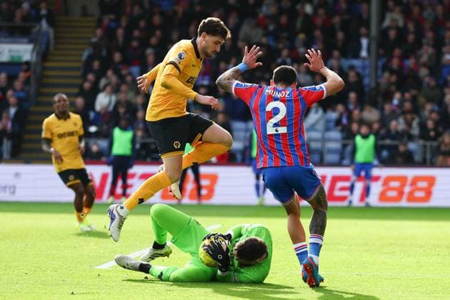Jose Sa of Wolverhampton Wanderers makes a save at the feet of Daniel Munoz of Crystal Palace and Santiago Bueno of Wolverhampton Wanderers Crystal Palace v Wolverhampton Wanderers, Premier League, Football, Selhurst Park, London, UK - 22 Feb 2026London Selhurst Park United Kingdom EDITORIAL USE ONLY No use with unauthorised audio, video, data, fixture lists, club league logos or live services. Online in-match use limited to 120 images, no video emulation. No use in betting, games or single club league player publications. Copyright: xSimonxDael Shutterstockx 16681548am