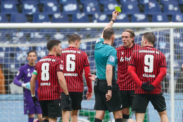 2 Bundesliga Hannover 96 Dynamo Dresden on 22 02 2026 at Heinz von Heiden Arena in Hannover Referee Martin Petersen shows Stefan Teitur Thordarson Hannover the yellow card MH