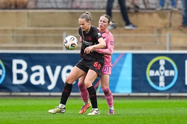 22 02 2026, xydrx, Women Football, 1 Soccer Bundesliga, Bayer 04 Leverkusen TSG 1899 Hoffenheim, Season 2025 2026, Ulrich Haberland Stadion Juliette Vidal Bayer 04 Leverkusen 56 in duel against Laura Gloning TSG 1899 Hoffenheim 20 DFB regulations prohibit any use of photographs as image sequences and or quasi video Photo xYannisxDreimannxPressefotoKochx Nordrhein Westfahlen Germany