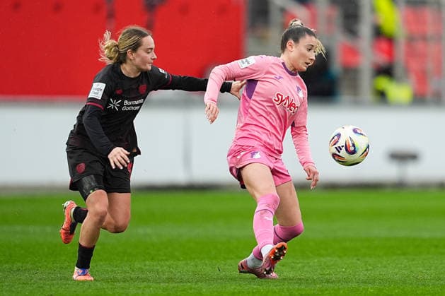 22 02 2026, xydrx, Women Football, 1 Soccer Bundesliga, Bayer 04 Leverkusen TSG 1899 Hoffenheim, Season 2025 2026, Ulrich Haberland Stadion Sofie Zdebel Bayer 04 Leverkusen 16 in duel against Janna Grimm TSG 1899 Hoffenheim 26 DFB regulations prohibit any use of photographs as image sequences and or quasi video Photo xYannisxDreimannxPressefotoKochx Nordrhein Westfahlen Germany