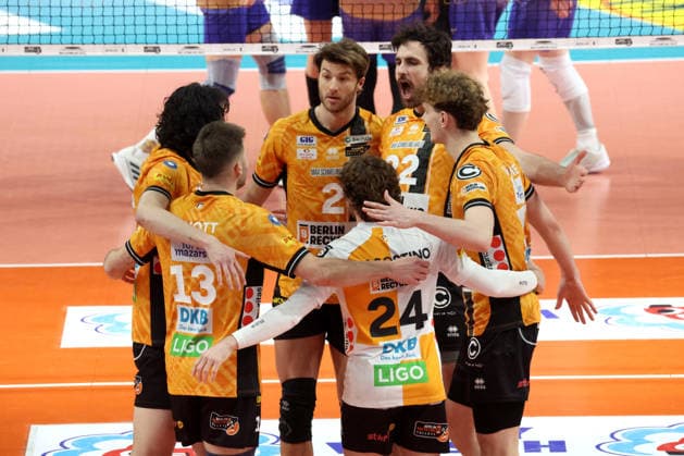 DEU, DVV, 1 VBL, BR Volleys vs Central Germany, 22 02 2026, Max Schmeling Halle, Berlin, DEU, DVV, 1 VBL, BR Volleys vs Central Germany, in the picture BR Volleys players circle nordphotoxGmbHx xEngler nph00076
