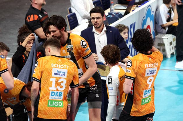 DEU, DVV, 1 VBL, BR Volleys vs. Central Germany, 22 02 2026, Max Schmeling Halle, Berlin, DEU, DVV, 1 VBL, BR Volleys vs. Central Germany, in the picture coach Alexandre Leal BR Volleys , BR Volleys players circle nordphotoxGmbHx xEngler nph00076