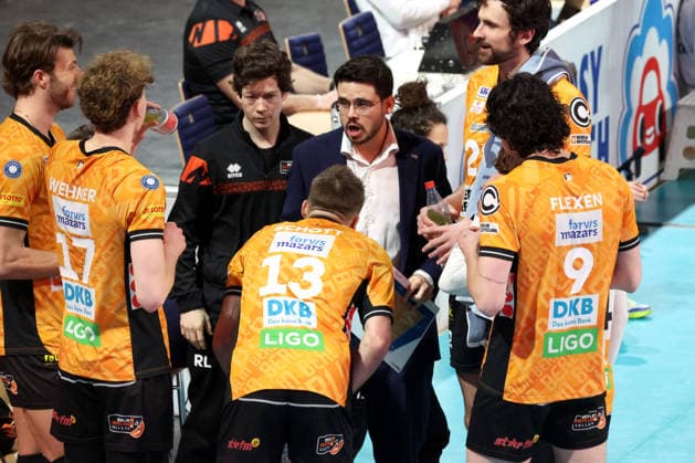 DEU, DVV, 1 VBL, BR Volleys vs. Central Germany, 22 02 2026, Max Schmeling Halle, Berlin, DEU, DVV, 1 VBL, BR Volleys vs. Central Germany, in the picture coach Alexandre Leal BR Volleys , BR Volleys players circle nordphotoxGmbHx xEngler nph00076
