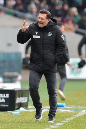 22 02 2026, xtgx, Fußball 2 Bundesliga, Hannover 96 SG Dynamo Dresden emspor, v l Christian Titz Hannover, Trainer Reklamiert, beschwergt sich, schimpft DFL DFB REGULATIONS PROHIBIT ANY USE OF PHOTOGRAPHS as IMAGE SEQUENCES and or QUASI VIDEO Hannover