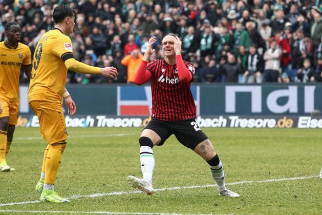 22 02 2026, xtgx, Fußball 2 Bundesliga, Hannover 96 SG Dynamo Dresden emspor, v l Stefan Teitur Thordarson Hannover, 23 enttaeuscht, enttäuscht, schaut enttaeuscht, niedergeschlagen, disappointed DFL DFB REGULATIONS PROHIBIT ANY USE OF PHOTOGRAPHS as IMAGE SEQUENCES and or QUASI VIDEO Hannover