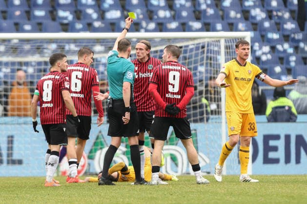 22 02 2026, xtgx, Fußball 2 Bundesliga, Hannover 96 SG Dynamo Dresden emspor, v l Stefan Teitur Thordarson Hannover, 23 Gelbe Karte, yellow card DFL DFB REGULATIONS PROHIBIT ANY USE OF PHOTOGRAPHS as IMAGE SEQUENCES and or QUASI VIDEO Hannover