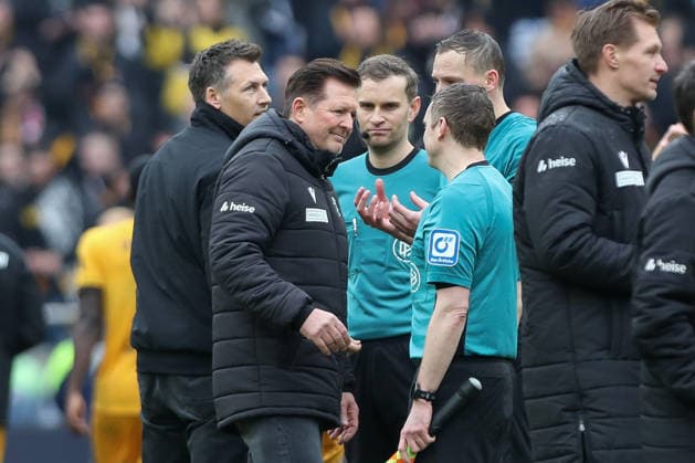 22 02 2026, xtgx, Fußball 2 Bundesliga, Hannover 96 SG Dynamo Dresden emspor, v l Sören Gonther Dresden, Geschäftsführer Sport , Christian Titz Hannover, Trainer Reklamiert, beschwergt sich, schimpft DFL DFB REGULATIONS PROHIBIT ANY USE OF PHOTOGRAPHS as IMAGE SEQUENCES and or QUASI VIDEO Hannover
