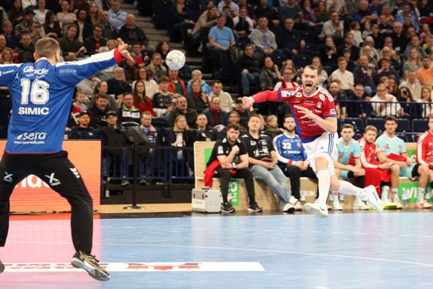 Handball Daikin Handball Bundesliga 2025 2026 Handball Sport Verein Hamburg vs MT Melsungen Goalkeeper Nebojsa Simic Melsungen ,Casper U Mortensen Hamburg ,successful shot on goal, Barclays Arena Hamburg