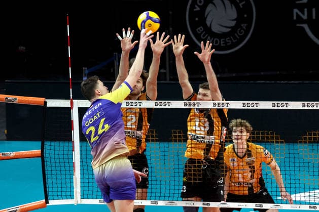 DEU, DVV, 1 VBL, BR Volleys vs Central Germany, 22 02 2026, Max Schmeling Halle, Berlin, DEU, DVV, 1 VBL, BR Volleys vs Central Germany, in the picture Matthew Knigge BR Volleys 2 , Ruben Schott BR Volleys 13 , Clay Wieter Central Germany 24 nordphotoxGmbHx xEngler nph00076
