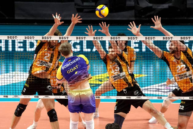DEU, DVV, 1 VBL, BR Volleys vs Central Germany, 22 02 2026, Max Schmeling Halle, Berlin, DEU, DVV, 1 VBL, BR Volleys vs Central Germany, in the picture BR Volleys player block, Matthew Knigge BR Volleys 2 , Ruben Schott BR Volleys 13 , Jake Hanes BR Volleys 22 , Tom Borchert Central Germany4 nordphotoxGmbHx xEngler nph00076