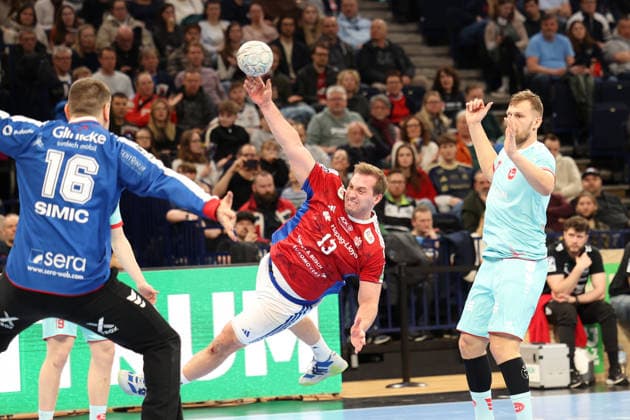Handball Daikin Handball Bundesliga 2025 2026 Handball Sport Verein Hamburg vs MT Melsungen Goalkeeper Nebojsa Simic Melsungen ,Niklas Weller Hamburg ,Successful shot on goal, David Mandic Melsungen , Barclays Arena Hamburg