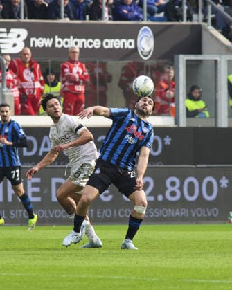 Sead Kolasinac of Atalanta BC battle for the ball with Antonio Vergara of SSC Napoli during Atalanta BC vs SSC Napoli, 26Â° Serie A Enilive 2025-26 game at New Balance arena in Bergamo (BG), Italy, on February 22, 2026.  Copyright: xDavidexCasentini IPAxSportx xipa-agency.netx xx IPA_71874100 IPA_Agency_IPA71874100