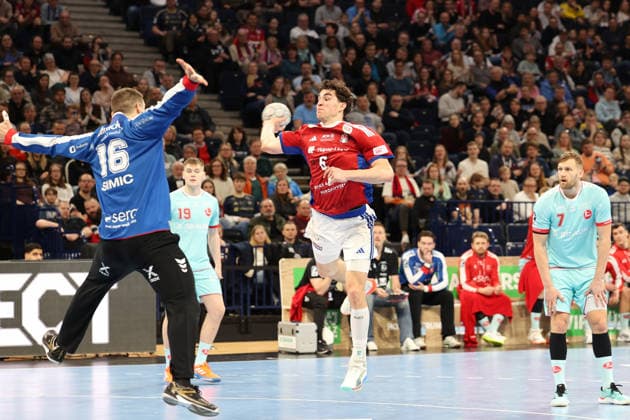 Handball Daikin Handball Bundesliga 2025 2026 Handball Sport Verein Hamburg vs MT Melsungen Goalkeeper Nebojsa Simic Melsungen ,Elias Kofler Hamburg ,Successful shot on goal,David Mandic Melsungen , Barclays Arena Hamburg