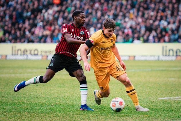 2 Bundesliga Hannover 96 vs Dynamo Dresden, 22 02 2026 Friedrich Müller SG Dynamo Dresden, 42 has the ball in front of Noel Aseko Nkili Hannover 96, 15 Soccer, 2 Bundesliga, 23 Matchday Hannover 96 vs Dynamo Dresden on 22 02 2026 at Heinz von Heiden Arena, Hannover DFL REGULATIONS PROHIBIT ANY USE OF PHOTOGRAPHS AS IMAGE SEQUENCES AND OR QUASI VIDEO Copyright: xBEAUTIFULxSPORTS Tonhäuserx