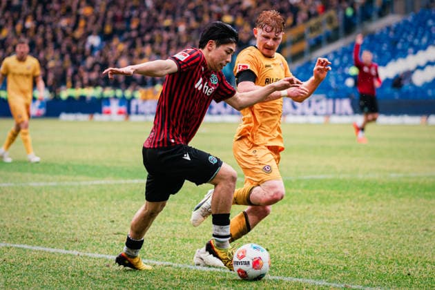 2 Bundesliga Hannover 96 vs Dynamo Dresden, 22 02 2026 Daisuke Yokota Hannover 96, 18 on the ball against Robert Wagner SG Dynamo Dresden, 18 Soccer, 2 Bundesliga, 23 Matchday Hannover 96 vs Dynamo Dresden on 22 02 2026 at Heinz von Heiden Arena, Hannover DFL REGULATIONS PROHIBIT ANY USE OF PHOTOGRAPHS AS IMAGE SEQUENCES AND OR QUASI VIDEO Copyright: xBEAUTIFULxSPORTS Tonhäuserx