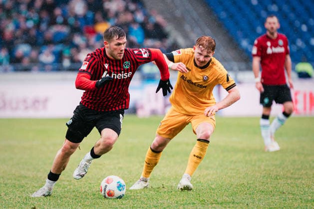 2 Bundesliga Hannover 96 vs Dynamo Dresden, 22 02 2026 Paul Benjamin Sven Eber Källman Hannover 96, 9 goes to Robert Wagner SG Dynamo Dresden, 18 passes Football, 2 Bundesliga, 23 Matchday Hannover 96 vs Dynamo Dresden on 22 02 2026 at Heinz von Heiden Arena, Hannover DFL REGULATIONS PROHIBIT ANY USE OF PHOTOGRAPHS AS IMAGE SEQUENCES AND OR QUASI VIDEO Copyright: xBEAUTIFULxSPORTS Tonhäuserx