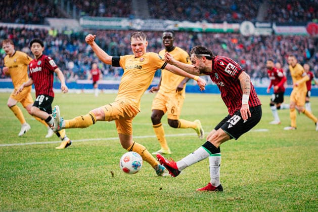 2 Bundesliga Hannover 96 vs Dynamo Dresden, 22 02 2026 Kolja Nuno Oudenne Hannover 96, 29 crosses the ball, Jonas Sterner SG Dynamo Dresden, 32 tries to block it Football, 2 Bundesliga, Matchday 23 Hannover 96 vs Dynamo Dresden on 22 02 2026 at Heinz von Heiden Arena, Hannover DFL REGULATIONS PROHIBIT ANY USE OF PHOTOGRAPHS AS IMAGE SEQUENCES AND OR QUASI VIDEO Copyright: xBEAUTIFULxSPORTS Tonhäuserx