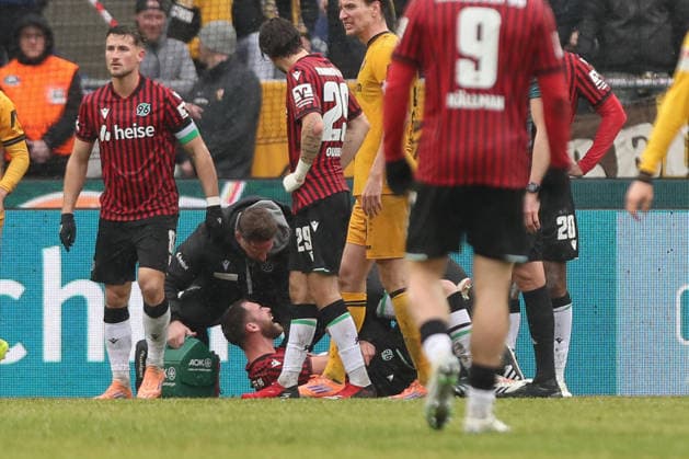 22 02 2026, xtgx, Fußball 2 Bundesliga, Hannover 96 SG Dynamo Dresden emspor, v l Boris Tomiak Hannover, 3 verletzt, Verletzung, injury, injured DFL DFB REGULATIONS PROHIBIT ANY USE OF PHOTOGRAPHS as IMAGE SEQUENCES and or QUASI VIDEO Hannover