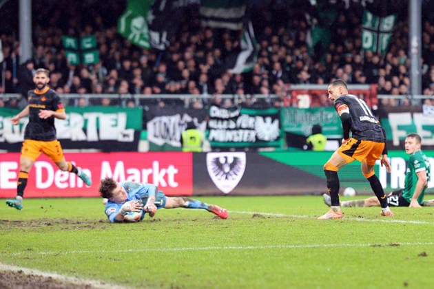 22 02 2026, xrekx, Fußball 2 Bundesliga, Preußen Münster 1 FC Kaiserslautern v l Kenny Prince Redondo 1 FC Kaiserslautern mit der Hacke Johannes Schenk Preussen Muenster DFL DFB REGULATIONS PROHIBIT ANY USE OF PHOTOGRAPHS as IMAGE SEQUENCES and or QUASI VIDEO Münster