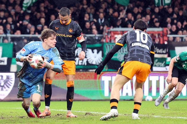 22 02 2026, xrekx, Fußball 2 Bundesliga, Preußen Münster 1 FC Kaiserslautern v l Johannes Schenk Preussen Muenster Kenny Prince Redondo 1 FC Kaiserslautern mit der Hacke DFL DFB REGULATIONS PROHIBIT ANY USE OF PHOTOGRAPHS as IMAGE SEQUENCES and or QUASI VIDEO Münster