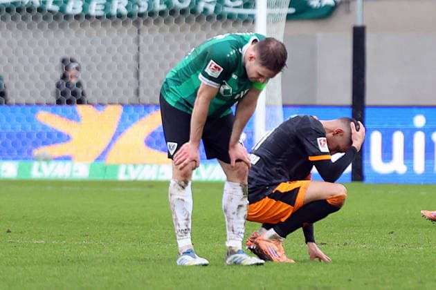 22 02 2026, xrekx, Fußball 2 Bundesliga, Preußen Münster 1 FC Kaiserslautern v l Spielende Paul Jaeckel Preussen Muenster Kenny Prince Redondo 1 FC Kaiserslautern enttaeuscht, enttäuscht, schaut enttaeuscht, traurig, frustriert, niedergeschlagen, disappointed, sad, frustrated DFLB DFB REGULATIONS PROHIBIT ANY USE OF PHOTOGRAPHS AS IMAGE SEQUENCES AND OR QUASI VIDEO Münster