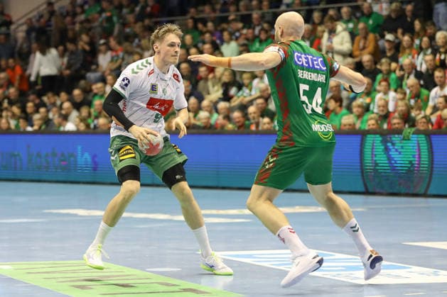 22 02 2026, xgox, Handball Daikin HBL SC Magdeburg GWD Minden emspor, v l Morten Hempel Jensen Minden, 9 , Oscar Bergendahl Magdeburg, 54 duel, duel, fight, tackle Magdeburg