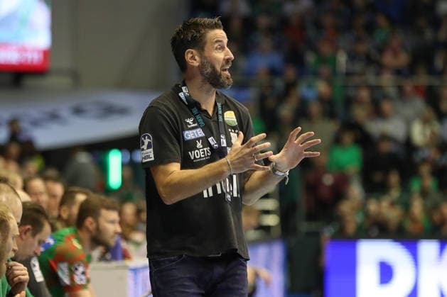 22 02 2026, xgox, Handball Daikin HBL SC Magdeburg GWD Minden emspor, v l Bennet Wiegert Magdeburg, coach gives instructions, gesticulates with arms, gesticulate, gives instructions Magdeburg