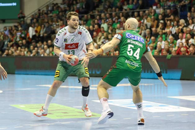 22 02 2026, xgox, Handball Daikin HBL SC Magdeburg GWD Minden emspor, v l Ian Weber Minden, 13 , Oscar Bergendahl Magdeburg, 54 duel, duel, fight, tackle Magdeburg