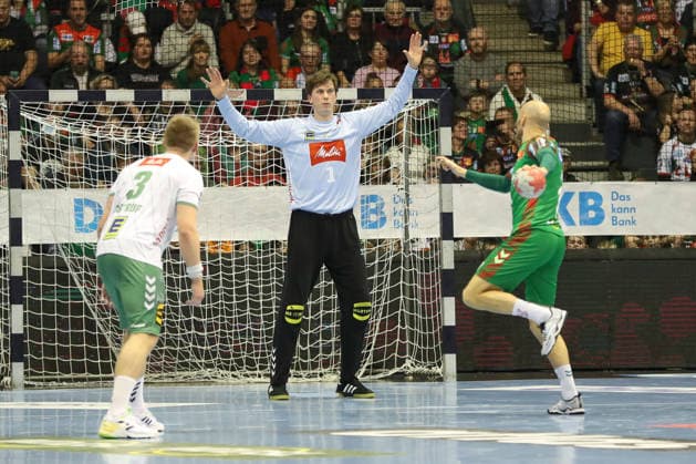 22 02 2026, xgox, Handball Daikin HBL SC Magdeburg GWD Minden emspor, v l Malte Semisch Minden, 1 at the seven-meter Tim Hornke Magdeburg, 17 Magdeburg