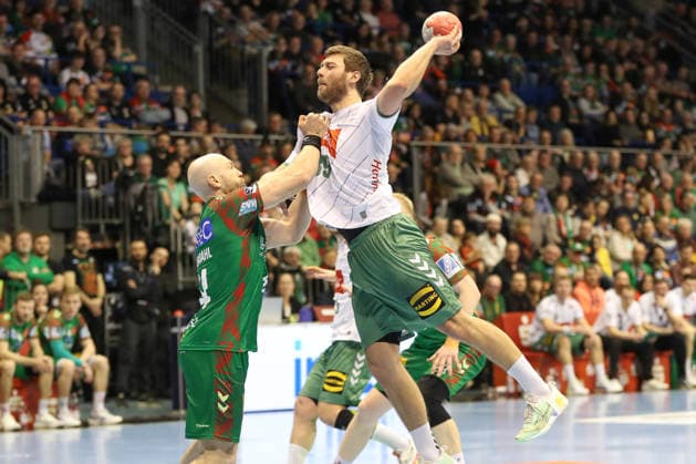 22 02 2026, xgox, Handball Daikin HBL SC Magdeburg GWD Minden emspor, v l Oscar Bergendahl Magdeburg, 54 , Malte Donker Minden, 39 duel, fight, tackle Magdeburg
